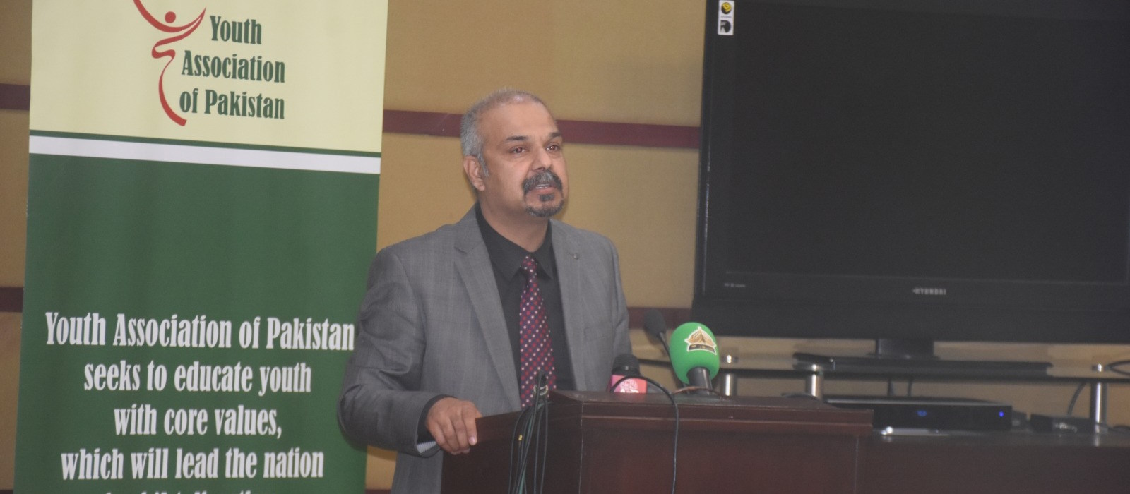Dr. Inayat Kalim, Hod Humanities speaking at the Pehchan Pakistan Conference at CUI